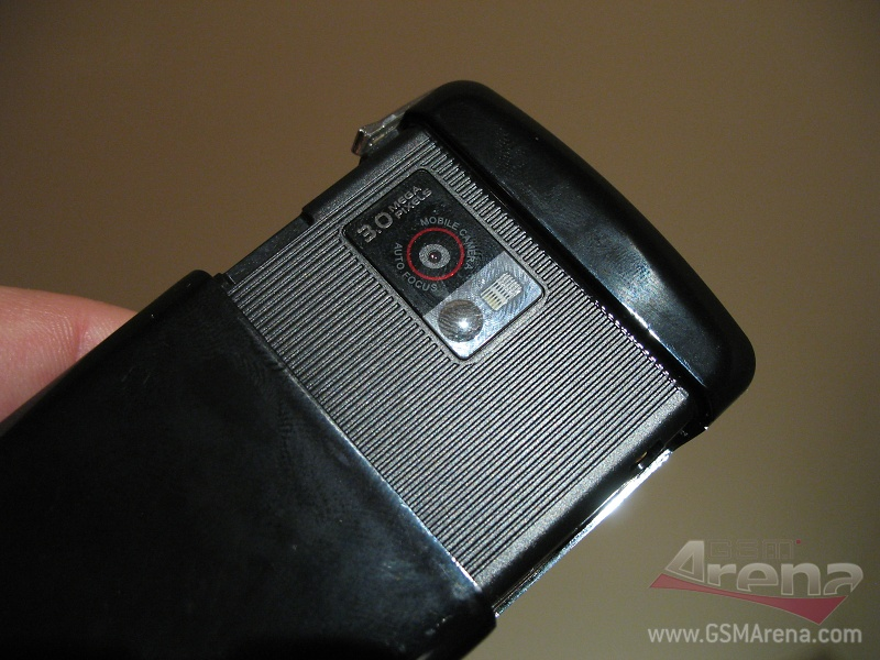 Illustration for article titled LG KF510 Cellphone Is as Thin as the Ninjas Holding It